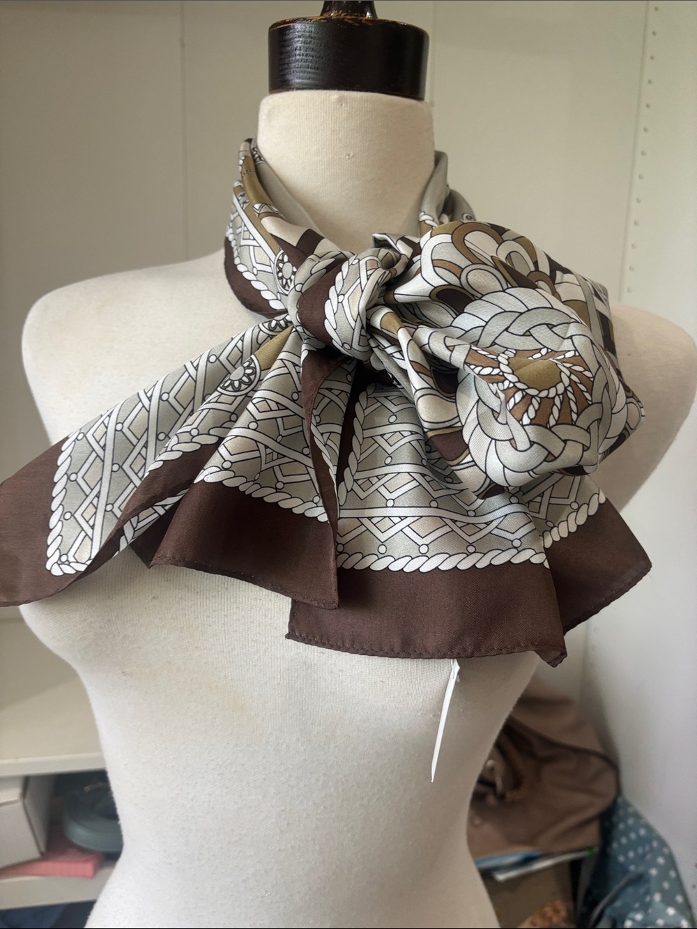 Silk- Patterned Neck Wrap in Brown and Cream
